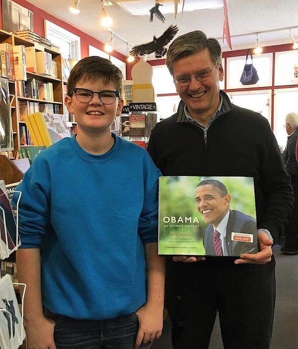 Guest bookseller and local councilman Bill Hollander with a young constituent at Carmichael’s Bookstore in Louisville, Kentucky.