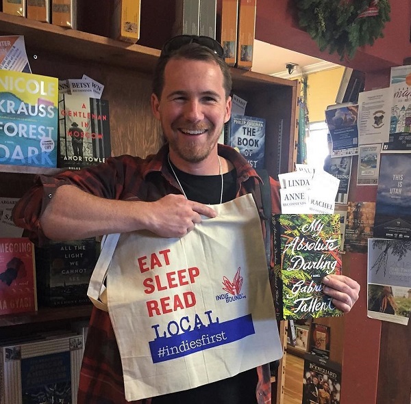Author Gabriel Tallent gets an Indies First bag at The King’s English Bookshop.