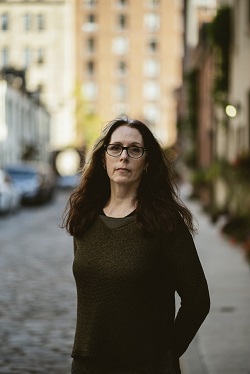 A headshot of Laurie Halse Anderson.