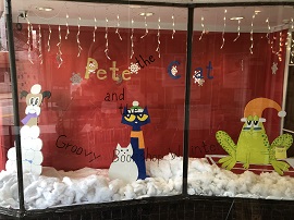 The window display featuring Pete the Cat at Scuppernong Books.